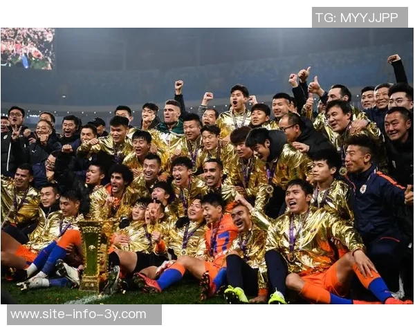 山东泰山庆祝成立32周年五次夺顶级联赛冠军八次捧足协杯奖杯